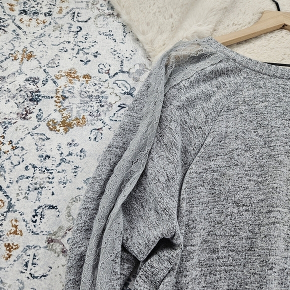 Torrid Super Soft Plush V-Neck Lace Pieced Sleeve Raglan Sweatshirt Heather Gray - Picture 9 of 10